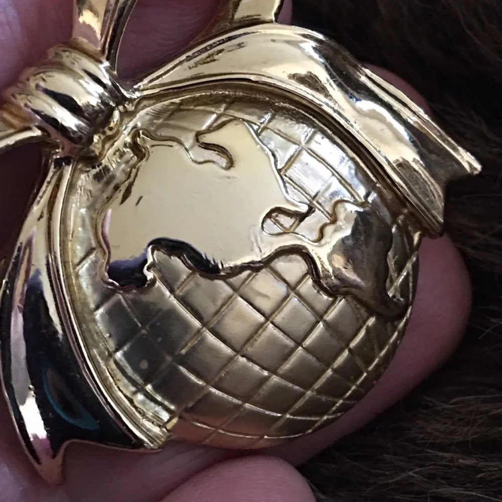 Vintage 80s globe with a bow brooch pin